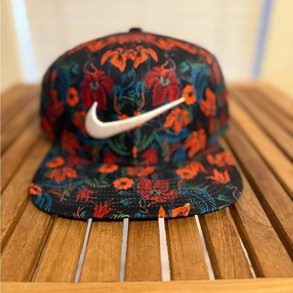 NWOT Nike Tropical Snapback - Picture 1 of 4
